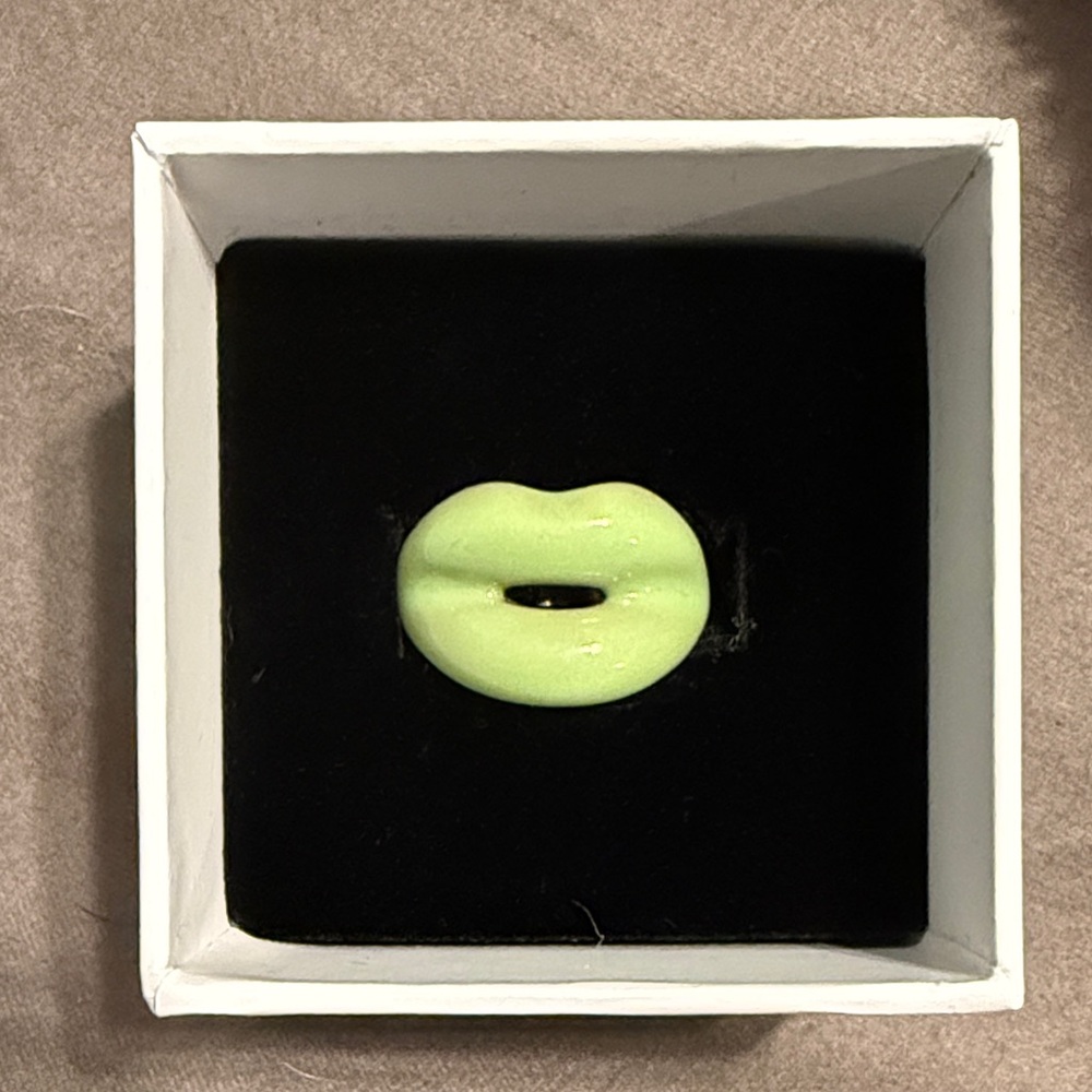 *Rare*  Solange Azagury-Partridge Hot Lips ring  Glow in the Dark